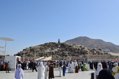 Makkah - 2 Nisan 2025: Suudi Arabistan, Arafat 'taki Jabal Rahmah Dağı' nda bir Müslüman kalabalığı. Burası Adem ve Havva 'nın cennetten düştükten sonra buluştukları yer..