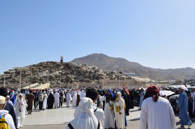 Makkah - 2 Nisan 2025: Suudi Arabistan, Arafat 'taki Jabal Rahmah Dağı' nda bir Müslüman kalabalığı. Burası Adem ve Havva 'nın cennetten düştükten sonra buluştukları yer..