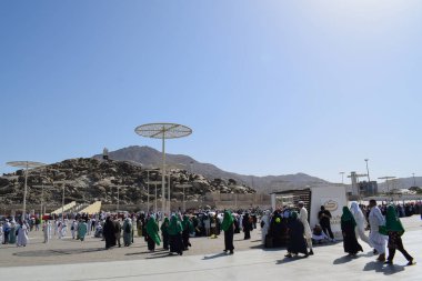 Makkah - 2 Nisan 2025: Suudi Arabistan, Arafat 'taki Jabal Rahmah Dağı' nda bir Müslüman kalabalığı. Burası Adem ve Havva 'nın cennetten düştükten sonra buluştukları yer..