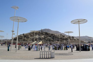 Makkah - 2 Nisan 2025: Suudi Arabistan, Arafat 'taki Jabal Rahmah Dağı' nda bir Müslüman kalabalığı. Burası Adem ve Havva 'nın cennetten düştükten sonra buluştukları yer..