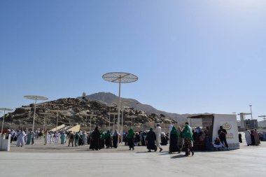 Makkah - 2 Nisan 2025: Suudi Arabistan, Arafat 'taki Jabal Rahmah Dağı' nda bir Müslüman kalabalığı. Burası Adem ve Havva 'nın cennetten düştükten sonra buluştukları yer..