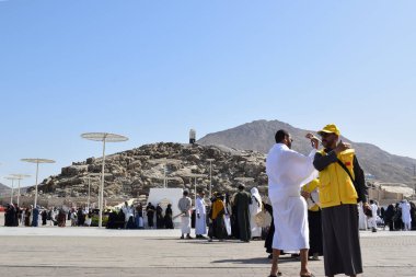 Makkah - 2 Nisan 2025: Suudi Arabistan, Arafat 'taki Jabal Rahmah Dağı' nda bir Müslüman kalabalığı. Burası Adem ve Havva 'nın cennetten düştükten sonra buluştukları yer..