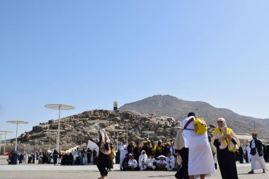 Makkah - 2 Nisan 2025: Suudi Arabistan, Arafat 'taki Jabal Rahmah Dağı' nda bir Müslüman kalabalığı. Burası Adem ve Havva 'nın cennetten düştükten sonra buluştukları yer..