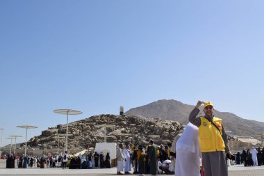 Makkah - 2 Nisan 2025: Suudi Arabistan, Arafat 'taki Jabal Rahmah Dağı' nda bir Müslüman kalabalığı. Burası Adem ve Havva 'nın cennetten düştükten sonra buluştukları yer..