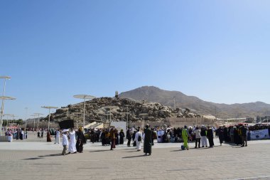 Makkah - 2 Nisan 2025: Suudi Arabistan, Arafat 'taki Jabal Rahmah Dağı' nda bir Müslüman kalabalığı. Burası Adem ve Havva 'nın cennetten düştükten sonra buluştukları yer..