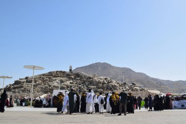 Makkah - 2 Nisan 2025: Suudi Arabistan, Arafat 'taki Jabal Rahmah Dağı' nda bir Müslüman kalabalığı. Burası Adem ve Havva 'nın cennetten düştükten sonra buluştukları yer..