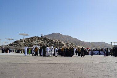Makkah - 2 Nisan 2025: Suudi Arabistan, Arafat 'taki Jabal Rahmah Dağı' nda bir Müslüman kalabalığı. Burası Adem ve Havva 'nın cennetten düştükten sonra buluştukları yer..