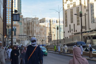 Makkah, Suudi Arabistan - 8 Mart 2025: Mescidi Haram 'dan (Mekke' den) dönen bir grup hacı
