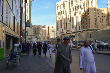 Makkah, Suudi Arabistan - 8 Mart 2025: Mescidi Haram 'dan (Mekke' den) dönen bir grup hacı