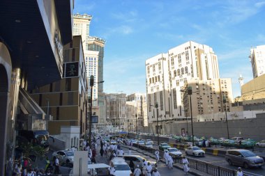 Makkah, Suudi Arabistan - 8 Mart 2025: Bir grup Umrah hacı ve El-Haram Camii yolunda toplu taşımacılık için birçok taksi)