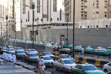 Makkah, Suudi Arabistan - 8 Mart 2025: Bir grup Umrah hacı ve El-Haram Camii yolunda toplu taşımacılık için birçok taksi)