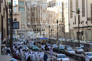 Makkah, Suudi Arabistan - 8 Mart 2025: Bir grup Umrah hacı ve El-Haram Camii yolunda toplu taşımacılık için birçok taksi)