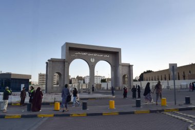 Taif, Suudi Arabistan - 31 Mart 2025: Abdullah Bin Abbas Camii 'nin girişi, Hac ve Umrah hacıların mekânlarından biri olan camiye açılan kapıdır..