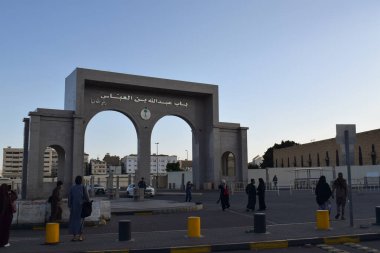 Taif, Suudi Arabistan - 31 Mart 2025: Abdullah Bin Abbas Camii 'nin girişi, Hac ve Umrah hacıların mekânlarından biri olan camiye açılan kapıdır..