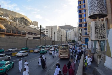 Makkah, Suudi Arabistan - 8 Mart 2025: Bir grup Umrah hacı ve El-Haram Camii yolunda toplu taşımacılık için birçok taksi)