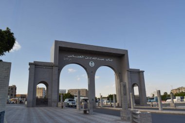 Taif, Suudi Arabistan - 31 Mart 2025: Abdullah Bin Abbas Camii 'nin girişi, Hac ve Umrah hacıların mekânlarından biri olan camiye açılan kapıdır..