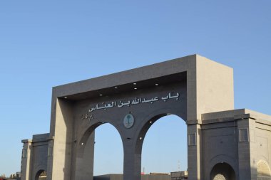 Taif, Suudi Arabistan - 31 Mart 2025: Abdullah Bin Abbas Camii 'nin girişi, Hac ve Umrah hacıların mekânlarından biri olan camiye açılan kapıdır..