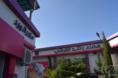 Taif - 31 Mart 2025: Rashed Al Qurashi Factory, Suudi Arabistan merkezli, özellikle parfüm endüstrisinde (attar), bukhoor ve geleneksel Arap parfüm ürünlerinde bilinen bir fabrika veya şirkettir..