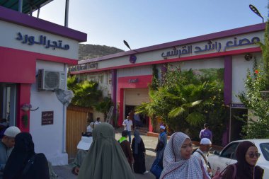 Taif - 31 Mart 2025: Rashed Al Qurashi Factory, Suudi Arabistan merkezli, özellikle parfüm endüstrisinde (attar), bukhoor ve geleneksel Arap parfüm ürünlerinde bilinen bir fabrika veya şirkettir..