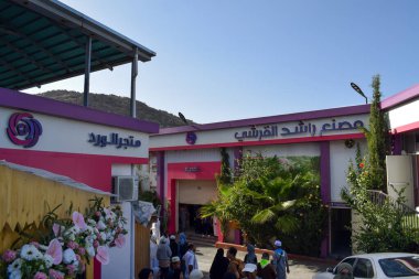 Taif - 31 Mart 2025: Rashed Al Qurashi Factory, Suudi Arabistan merkezli, özellikle parfüm endüstrisinde (attar), bukhoor ve geleneksel Arap parfüm ürünlerinde bilinen bir fabrika veya şirkettir..