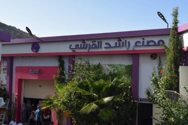 Taif - 31 Mart 2025: Rashed Al Qurashi Factory, Suudi Arabistan merkezli, özellikle parfüm endüstrisinde (attar), bukhoor ve geleneksel Arap parfüm ürünlerinde bilinen bir fabrika veya şirkettir..