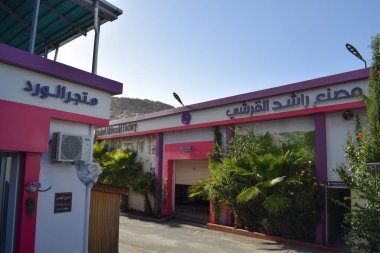 Taif - 31 Mart 2025: Rashed Al Qurashi Factory, Suudi Arabistan merkezli, özellikle parfüm endüstrisinde (attar), bukhoor ve geleneksel Arap parfüm ürünlerinde bilinen bir fabrika veya şirkettir..