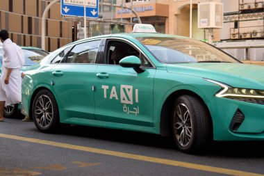 Makkah, Suudi Arabistan - 8 Mart 2025: Suudi Arabistan 'da yeşil sedan model arabalarla taksi