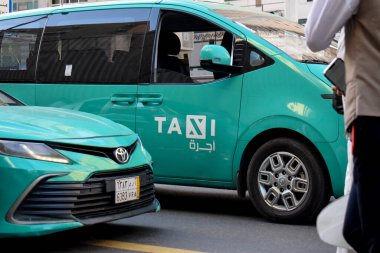 Makkah, Suudi Arabistan - 8 Mart 2025: Suudi Arabistan 'da yeşil sedan model arabalarla taksi