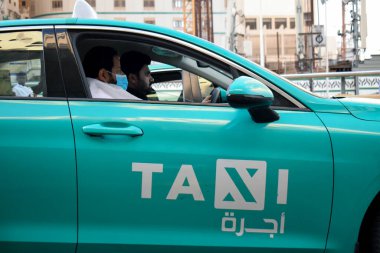 Makkah, Suudi Arabistan - 8 Mart 2025: Suudi Arabistan 'da yeşil sedan model arabalarla taksi