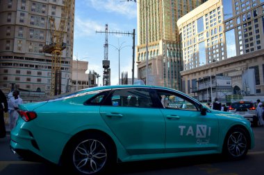 Makkah, Suudi Arabistan - 8 Mart 2025: Suudi Arabistan 'da yeşil sedan model arabalarla taksi