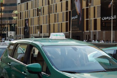 Makkah, Suudi Arabistan - 8 Mart 2025: Suudi Arabistan 'da yeşil sedan model arabalarla taksi