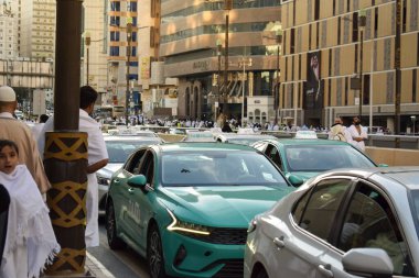 Makkah, Suudi Arabistan - 8 Mart 2025: Suudi Arabistan 'da yeşil ve beyaz sedan model arabalarla taksi