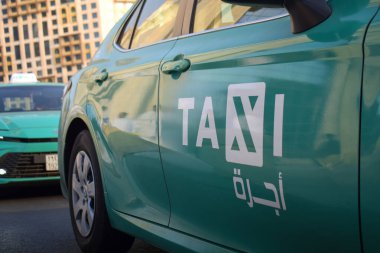 Makkah, Suudi Arabistan - 13 Mart 2025: Suudi Arabistan 'da yeşil sedan model arabalarla taksi
