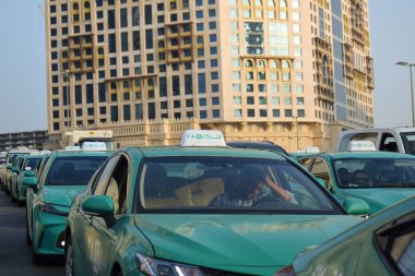 Makkah, Suudi Arabistan - 13 Mart 2025: Suudi Arabistan 'da yeşil sedan model arabalarla taksi