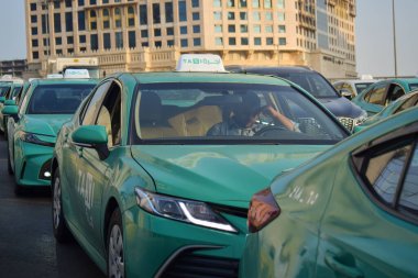 Makkah, Suudi Arabistan - 13 Mart 2025: Suudi Arabistan 'da yeşil sedan model arabalarla taksi