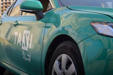 Makkah, Suudi Arabistan - 13 Mart 2025: Suudi Arabistan 'da yeşil sedan model arabalarla taksi