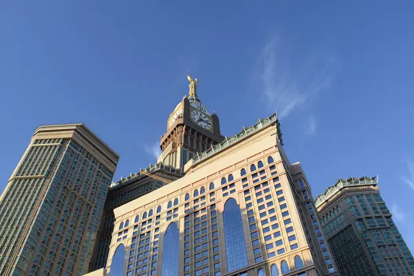Makkah, Suudi Arabistan - 8 Mart 2025: Abraj Al Yem, Kraliyet Saat Kulesi Makkah Bulutlu mavi gökyüzü arka planı