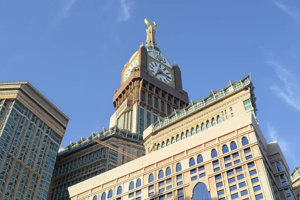 Makkah, Suudi Arabistan - 8 Mart 2025: Abraj Al Yem, Kraliyet Saat Kulesi Makkah Bulutlu mavi gökyüzü arka planı