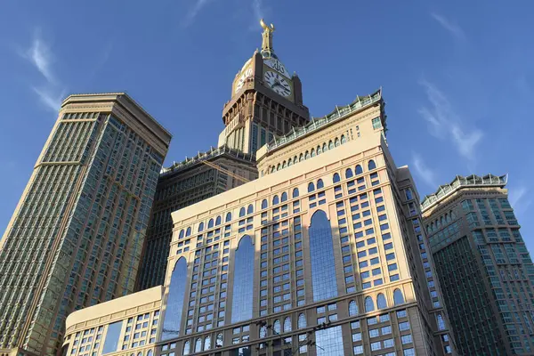Makkah, Suudi Arabistan - 8 Mart 2025: Abraj Al Yem, Kraliyet Saat Kulesi Makkah Bulutlu mavi gökyüzü arka planı