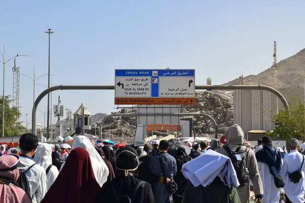 Makkah - 2 Nisan 2025: Arafat, Suudi Arabistan 'daki Arafat Dağı veya Jabal Rahmah Dağı' na bir grup Müslüman gidiyor. Burası Adem ve Havva 'nın cennetten düştükten sonra buluştukları yer..