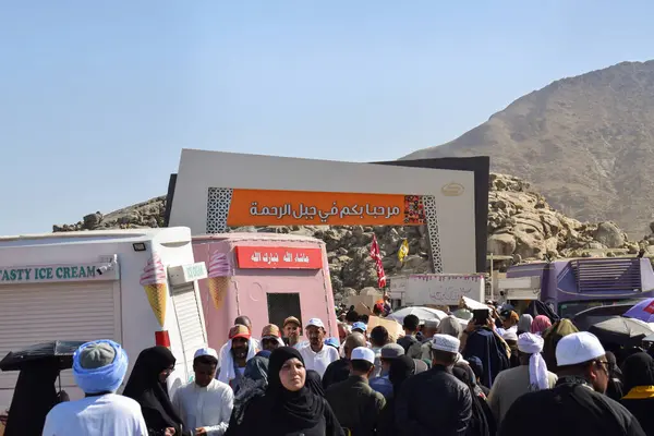 Makkah - 2 Nisan 2025: Arafat, Suudi Arabistan 'daki Arafat Dağı veya Jabal Rahmah Dağı' na bir grup Müslüman gidiyor. Burası Adem ve Havva 'nın cennetten düştükten sonra buluştukları yer..