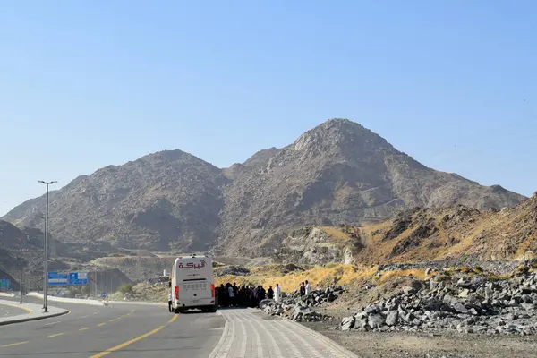 Makkah - 2 Nisan 2025: Bir grup Müslüman hacı Jabal Tsur 'u ziyaret etti. Hz. Muhammed 'in Medine' ye göçü sırasında Tsur Mağarası 'nda saklanması gibi dağ da tarihsel açıdan önemlidir.