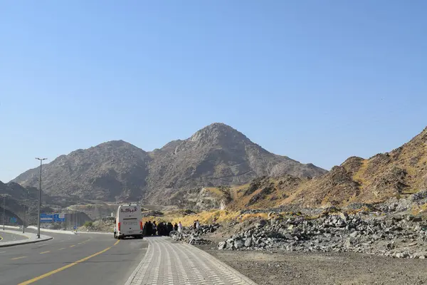 Makkah - 2 Nisan 2025: Bir grup Müslüman hacı Jabal Tsur 'u ziyaret etti. Hz. Muhammed 'in Medine' ye göçü sırasında Tsur Mağarası 'nda saklanması gibi dağ da tarihsel açıdan önemlidir.