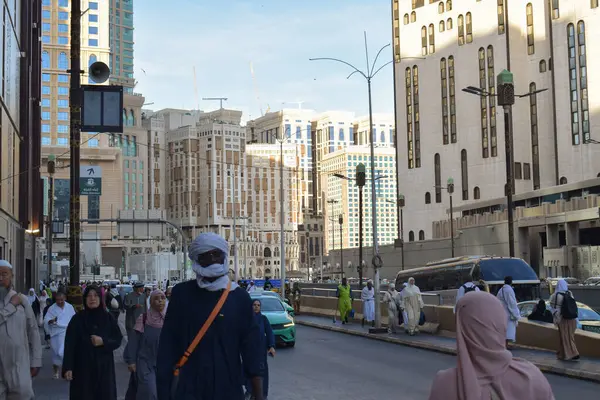 Makkah, Suudi Arabistan - 8 Mart 2025: Mescidi Haram 'dan (Mekke' den) dönen bir grup hacı