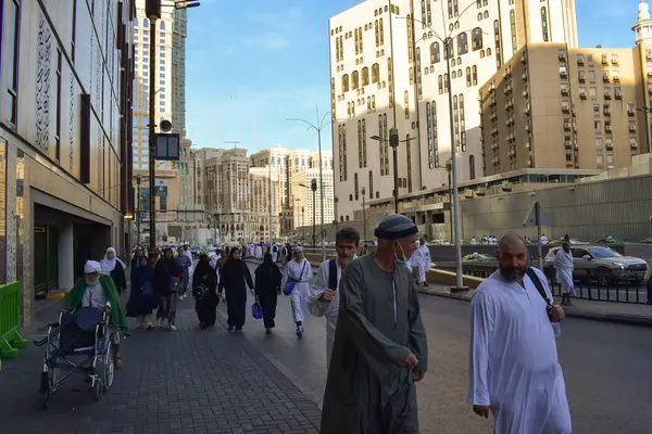 Makkah, Suudi Arabistan - 8 Mart 2025: Mescidi Haram 'dan (Mekke' den) dönen bir grup hacı