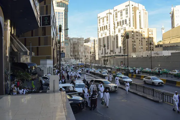 Makkah, Suudi Arabistan - 8 Mart 2025: Bir grup Umrah hacı ve El-Haram Camii yolunda toplu taşımacılık için birçok taksi)