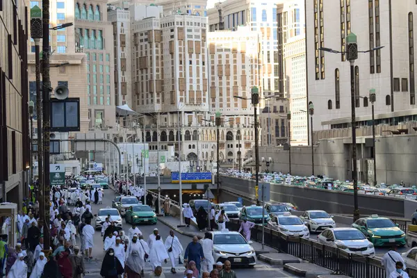 Makkah, Suudi Arabistan - 8 Mart 2025: Bir grup Umrah hacı ve El-Haram Camii yolunda toplu taşımacılık için birçok taksi)