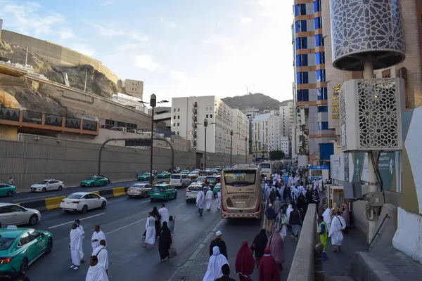 Makkah, Suudi Arabistan - 8 Mart 2025: Bir grup Umrah hacı ve El-Haram Camii yolunda toplu taşımacılık için birçok taksi)