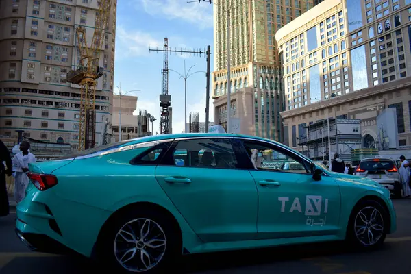 Makkah, Suudi Arabistan - 8 Mart 2025: Suudi Arabistan 'da yeşil sedan model arabalarla taksi