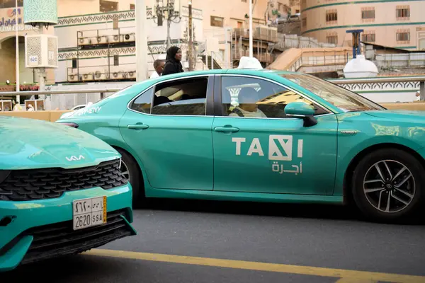 Makkah, Suudi Arabistan - 8 Mart 2025: Suudi Arabistan 'da yeşil sedan model arabalarla taksi